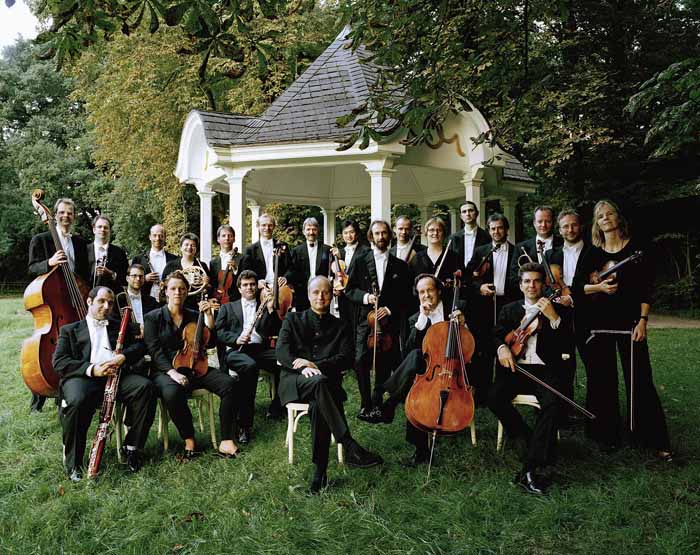 Conductor Paavo Järvi (middle) and the Deutsche Kammerphilharmonie Bremen will perform all four of Brahms' symphonies during their concerts in Korea. 
