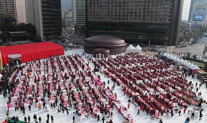The fourth Seoul Kimchi Festival is held in Seoul Plaza and along Mugyo-ro in Jung-gu District, central Seoul, on Nov. 3.