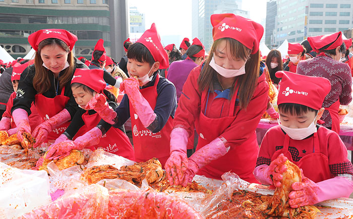 A family makes kimchi together during the fourth Seoul Kimchi Festival, at Seoul Plaza in downtown Seoul on Nov. 3.