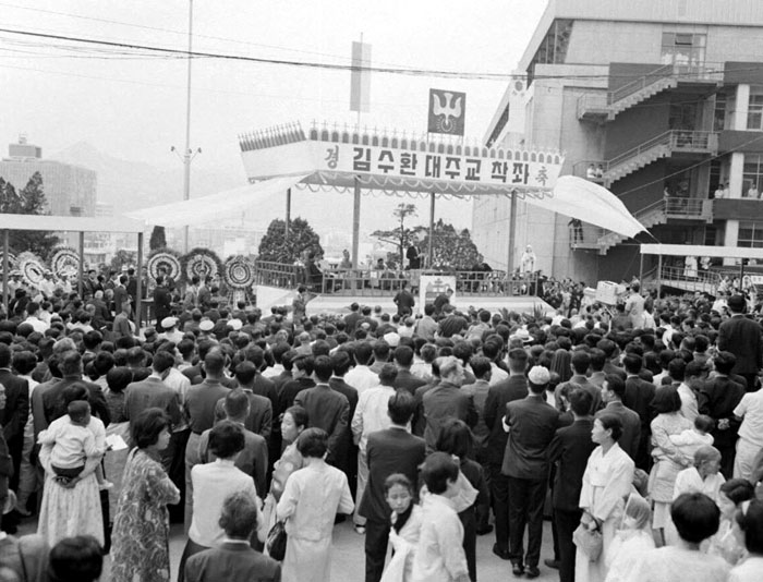 Cardinal Kim Soo-hwan speaks during a ceremony held in Seoul in 1969 to mark his appointment as Korea’s first cardinal from the Holy See.  (photo courtesy of the National Archives of Korea) 