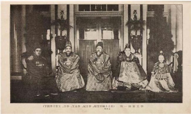 (From left) King Yeongchin, Emperor Sunjong, Emperor Gojong, Empress Sunjeonghyo, who was Sunjong's wife, and King Yeongchin's sister, Deokhyeongju.