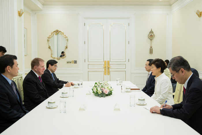  President Park Geun-hye (right) meets Michael Donald Kirby, chair of the UN Commission of Inquiry on Human Rights in the Democratic People's Republic of Korea. (photo: Cheong Wa Dae) 