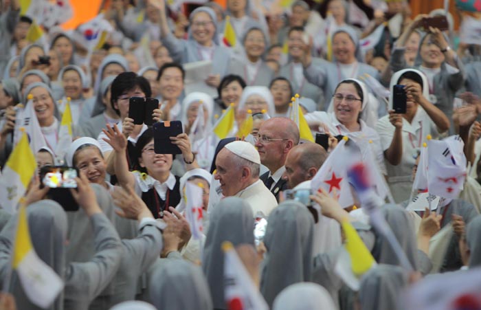  Pope Francis is surrounded by members of the clergy and other followers on his way to Kkotdongnae, a welfare facility in Eumseong Country, Chungcheongbuk-do, on August 16. They greet the pope with cheers and applause. 