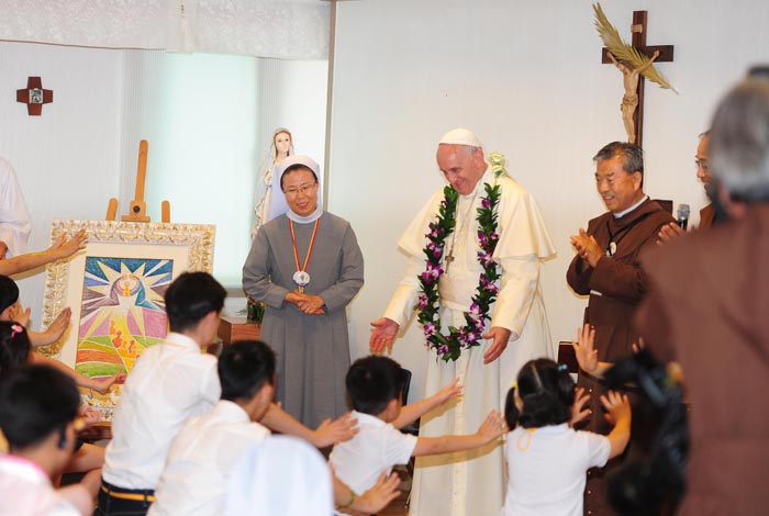  Pope Francis visits Kkotdongnae, a welfare facility in Eumseong County, Chungcheongbuk-do (North Chungcheong Province), and receives a warm welcome from the children there who hold a performance in his honor on August 16. 