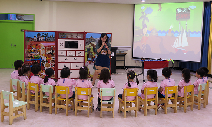 Young people learn about Indonesia in a class featuring the Indonesia Kkureomi Cultural Discovery Box.