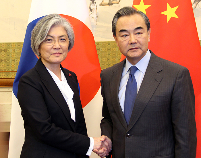 Minister of Foreign Affairs Kang Kyung-wha (left) shakes hands with her Chinese counterpart, Wang Yi, at the Diaoyutai State Guesthouse in Beijing on Nov. 22. (Yonhap News)