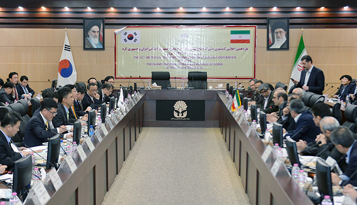 Korea and Iran discussed measures to strengthen cooperation at the 11th Meeting on the Joint Commission on Economic Cooperation between Iran and Korea in Tehran on Feb. 29. The Korean delegation was headed by Minister of Trade, Industry and Energy Joo Hyung-hwan. The Iranian delegation was led by Minister of Industries and Mines Mohammadreza Nematzadeh.
