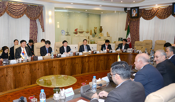 Representatives from the Korean and Iranian governments hold a meeting in Tehran on Feb. 29 where they discussed economic cooperation and cooperation in the oil and gas sectors.