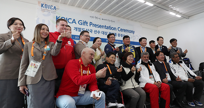 President Lee Mikyung (front, fourth from right) of the Korea International Cooperation Agency (KOICA) and athletes and other dignitaries from developing countries who are at the Pyeongchang 2018 Paralympic Winter Games pose for a commemorative photo after exchanging gifts, at Team Korea House in the Gangneung Olympic Park on March 10. (Jeon Han)