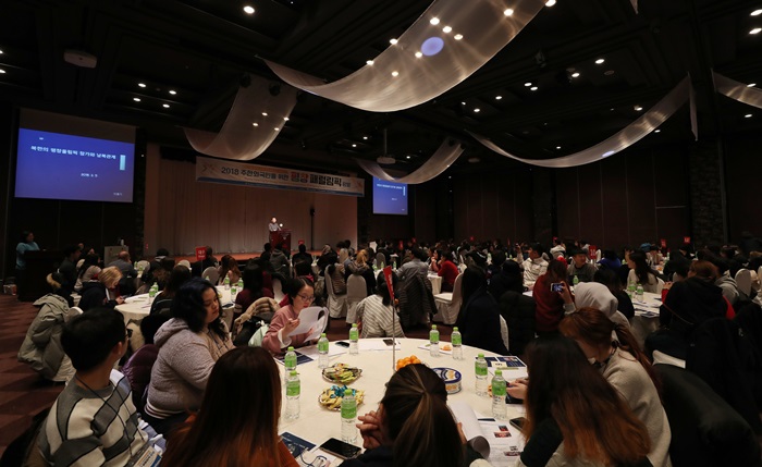 Non-Koreans living in Korea who participated in the 'Exploration with PyeongChang Paralympics Theme' listen to a special lecture titled 'The impact of North Korea's participation in the PyeongChang 2018 Winter Olympic Games on South-North relations,' held at the Hotel Maremons in Sokcho, Gangwon-do Province, on March 10. (Kim Sunjoo)