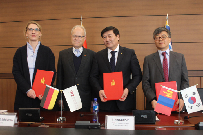 KOICA's Mongolia Resident Representative Choi Heung-yul (right), Mongolian Minister of Labor Sodnom Chinzorig (second from right) and GIZ Component Coordinator Ulrike Ebeling (second from left), among others, pose for a picture at the recent signing. 