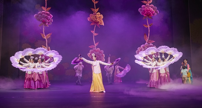 On the characters’ journey in the afterlife, traditional dance performances, including a buchaechum fan dance entertained the audience.