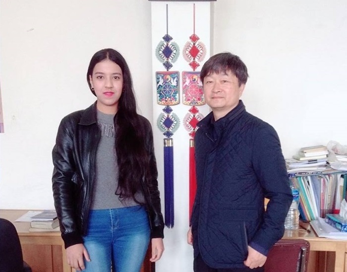  
Korea.net Honorary Reporter Aya Medhat from Egypt (left) and Ain Shams University professor Chung Young-in pose for a photo together in Cairo. 
