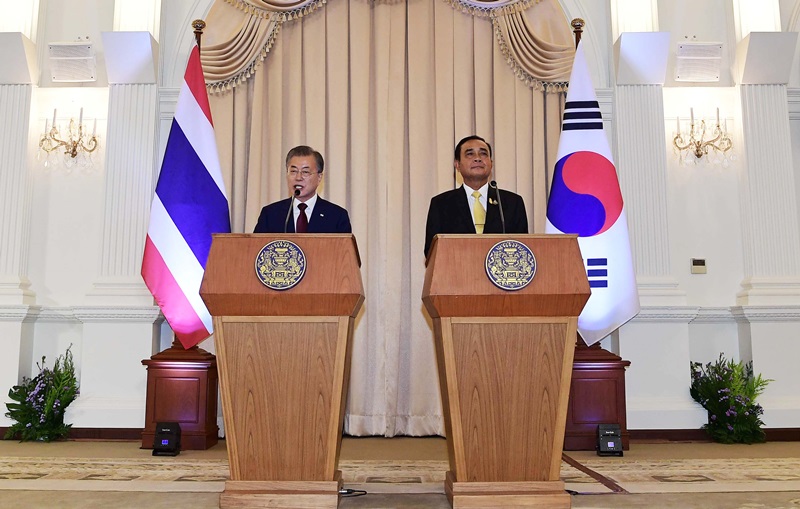 President Moon Jae-in (left) and Thai Prime Minister Prayuth Chan-o-cha on Sept. 2 hold a joint news conference in Bangkok after their summit talks and ratification of memorandums of understanding. (Yonhap News)