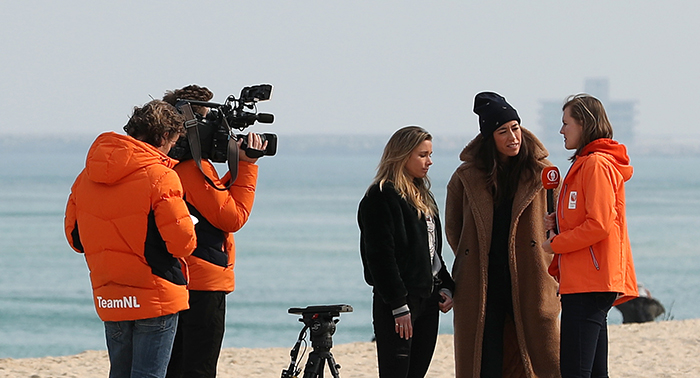 Lotte van Beek (right), silver medalist in the women’s speed skating team pursuit event, films a TV program with SBS broadcasting from the Netherlands at Gyeongpo Beach on Feb. 22.