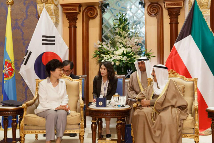  President Park Geun-hye (left) holds a summit with the emir of Kuwait, Sabah al-Ahmad al-Jaber al-Sabah, at the Bayan Palace in Kuwait City on March 2. The leaders agreed to strengthen their cooperation on politics, diplomacy, energy and the arts, among other areas. 