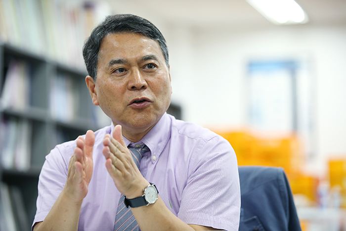 Professor Lee Hee Soo from Hanyang University's Department of Cultural Anthropology talks about exchanges between ancient Korea nations and the Islamic world. Korea.net met with him at the Hanyang University Museum in Seoul on Sept. 25. (Kim Sunjoo)