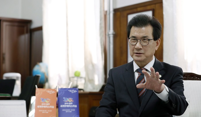 Chungcheongbuk-do Province Governor Lee Si-jong on March 8 says the so-called Gangho axis, which is designed to connect Gangwon-do Province to the Honam region (comprising Gwangju and the provinces of Jeollanam-do and Jeollabuk-do), will lead the government’s drive to achieve balanced national development.