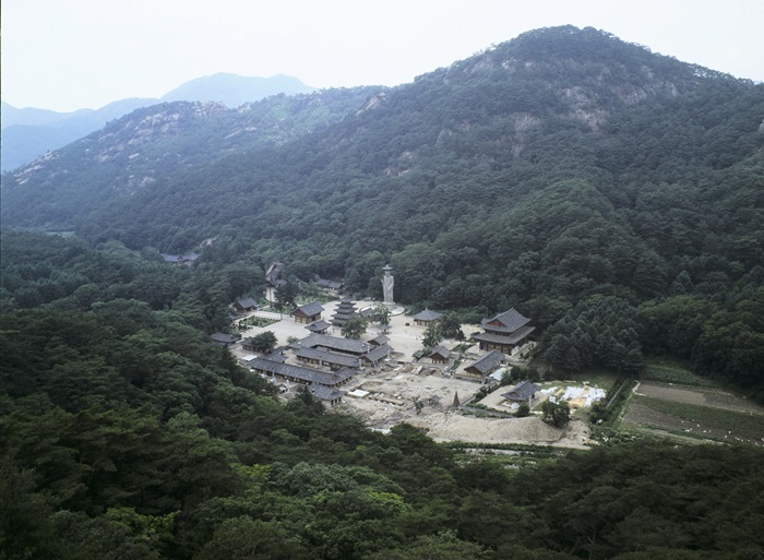 Chungcheongbuk-do Province Governor Lee Si-jong on March 8 picked the Buddhist temple of Beopjusa as the most beautiful place in his province. (Yonhap News)