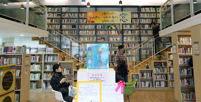  A small library on the first floor of the Gwanak District Office has 1,000 visitors per day. Office space was remodeled and transformed into the library. 