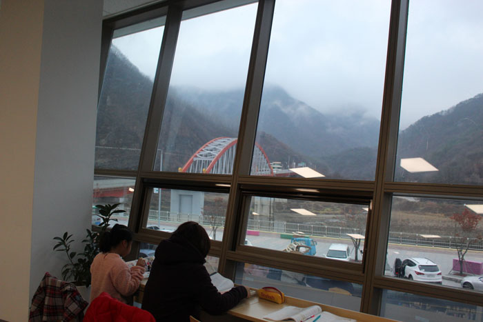 Danyang Danuri Library in Danyang, Chungcheongbuk-do, has books and spaces for immigrants.