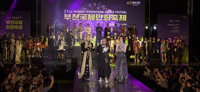 Fashion designer Lie Sang Bong introduces outfits featuring cartoons at the 21st Bucheon International Comics Festival on Aug. 15. The photo shows the fashion show's finale. (Korea Manhwa Contents Agency)