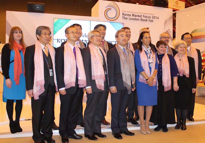  Korean Minister of Culture, Sports and Tourism Yoo Jinryong (fourth from right, front row), British Minister for Sport, Tourism and Equalities Helen Grant (third from right), and London Book Fair Director Jacks Tomas (second from right) pose for a photograph during the opening ceremony of the Korean pavilion at the London Book Fair. (photo courtesy of the Ministry of Culture, Sports and Tourism) 