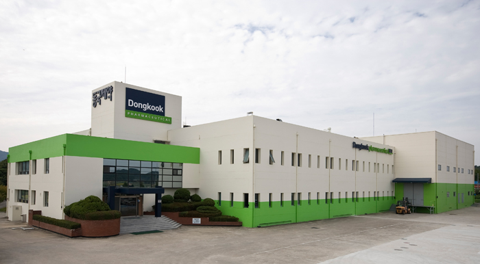 Dongkook Pharmaceutical's headquarters (top) is located in Gangnam-gu District, southern Seoul. One of its factories is situated in Jincheon-gun County, Chungcheongbuk-do (North Chungcheong Province). 