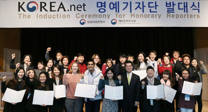 Director Kim Kabsoo of the Korean Culture and Information Service (fourth from right, front row) and the sixth group of Korea.net honorary reporters at the induction ceremony held at the National Hangeul Museum on Dec. 16.