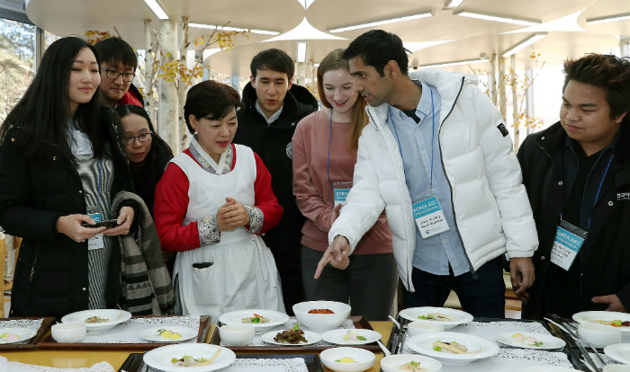 An official from Institute of Traditional Korean Food introduces the ‘10 World’s Favorite Korean Cuisine’ voted to be served at the PyeongChang 2018 Olympic Winter Games to Korea.net honorary reporters.