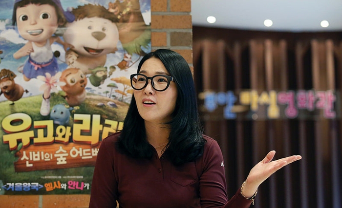 Bae Jin-gyeong is the manager of the Masil Cinema in Buan.