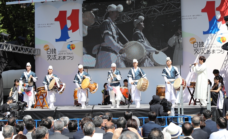 ▲ A samulnori (traditional Korean percussion quartet) troupe performs on Sept. 28 at the 2019 Korea-Japan Festival at Hibiya Park in Tokyo.