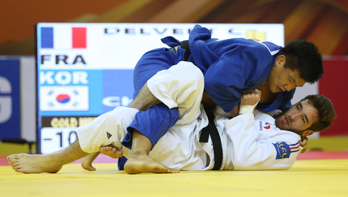 Korea's Cho Guham (top) competes against France's Clement Delvert in the men's -100 kilogram judo final on July 4.