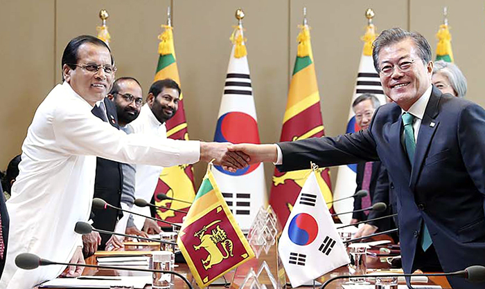 President Moon Jae-in (right) and Sri Lankan President Maithripala Sirisena pose for a photo prior to a summit meeting in Seoul, at Cheong Wa Dae on Nov. 29.