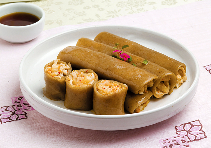 Buckwheat pancakes, or <i>memil chongtteok</i>, are made from buckwheat grown mostly in Gangwon, Pyeongan or Hamgyeong provinces. It's a well-known local delicacy.