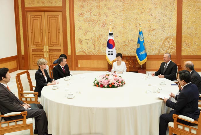 President Park Geun-hye (middle) meets with a delegation of MIKTA foreign ministers at Cheong Wa Dae on May 21. The president asked for their continued interest in and cooperation on solving international issues, including the situation on the Korean Peninsula.
