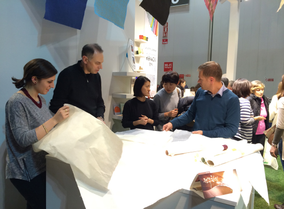 Visitors take a close, hands-on look at various Hanji products at the exhibition. 