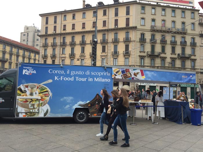 A food truck serves Korean cuisine at the Piazza Cadorna.