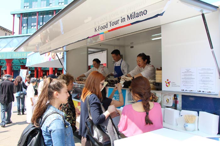 Italians enjoy Korean foods served by the food truck in Milan.