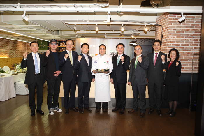 Participants in the tasting include First Vice Minister of Culture, Sports & Tourism Park Min-gwon (fourth from right) and Korea Tourism Organization CEO Byun Choo-suk (third from right). 
