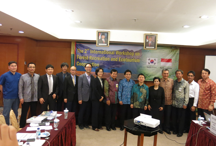 A recreational forest and ecotourism workshop is held in Bogor, Indonesia. (photos courtesy of the Korea Forest Service) 