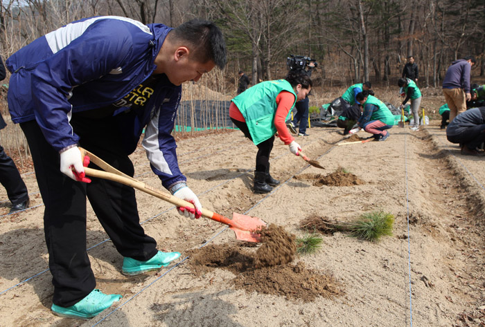 Twelve Saemaeul Undong leaders participate in a field study organized by the KFRI on March 18. (photos courtesy of the Korea Forest Service) 