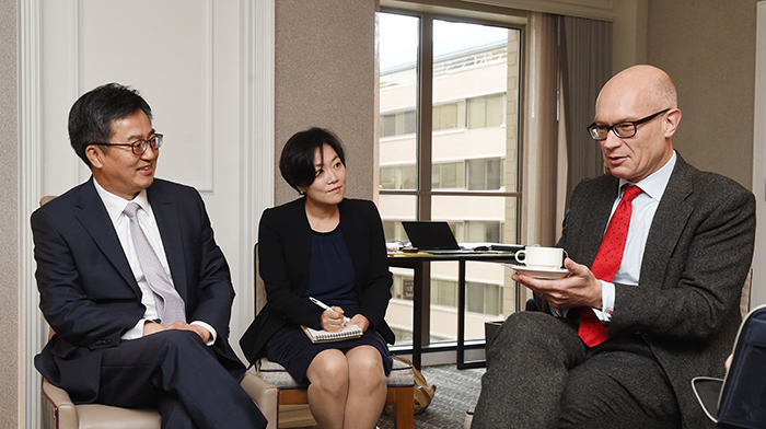 Deputy Prime Minister and Minister of Strategy and Finance Kim Dong-yeon (left) and Moody’s Managing Director for Global Sovereigns Alastair Wilson (right) hold a meeting in Washington on Oct. 12. (Ministry of Strategy and Finance)