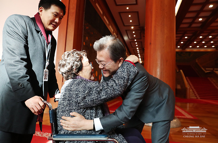 President Moon Jae-in (right) welcomes Park Ok-Sun (seated), one of the victims of sexual slavery enforced by Imperial Japanese authorities during colonial times and World War II, at Cheong Wa Dae on Jan. 4.