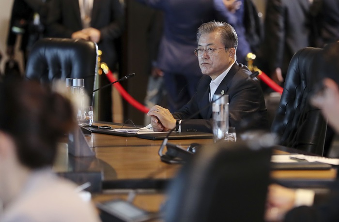 President Moon Jae-in takes part in the discussion with leaders of the Asia-Pacific Economic Cooperation (APEC) Economic Leaders Meeting on Nov. 18 in Port Moresby, Papua New Guinea. (Yonhap News)