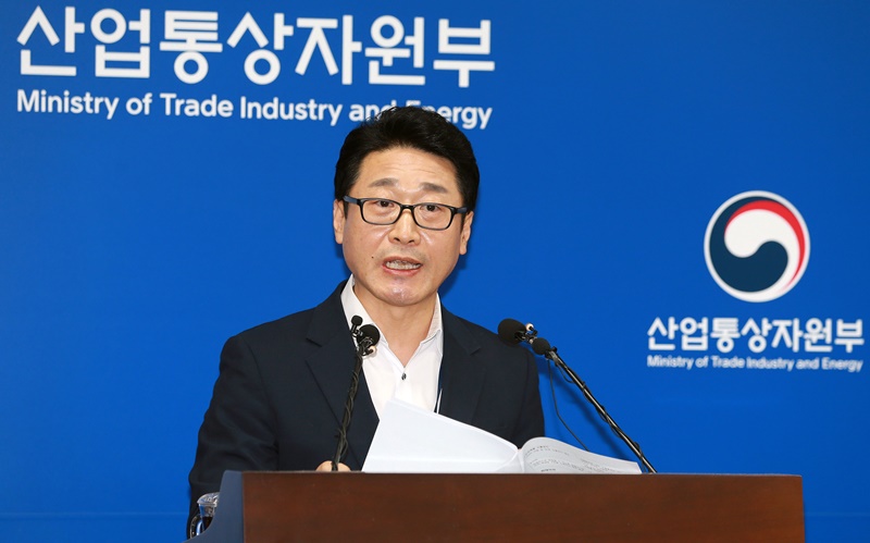 Lee Ho-hyeon, director general for international trade policy of the Ministry of Trade, Industry and Energy, on Sept. 17 announces in a news conference at Government Complex-Sejong the implementation of a revised export control system removing Japan from the nation's whitelist of preferential trading partners. (Ministry of Trade, Industry and Energy)