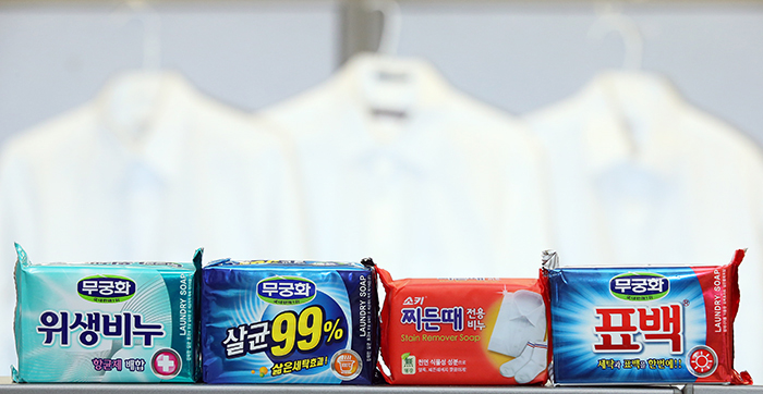 With 67 years of history, Mukunghwa has an extensive lineup of household goods and produces a range of laundry soaps. 