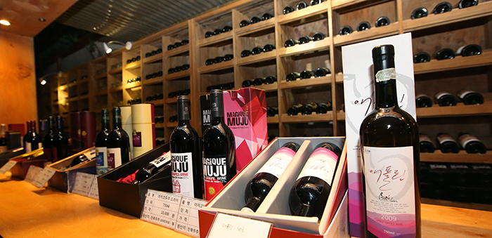 Meoru wine made from wild grapes is on display at the Muju Meoru Wine Cave. People can taste five different wines made by four nearby wineries. 