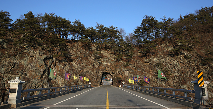 The Najetongmun Gate is the first scenic spot of Muju's official 33 scenic locations. It used to be the Silla-Baekje border during Korea's Three Kingdoms Period (57 B.C.-A.D. 668). The western side of the gate was Baekje while the eastern side was Silla. 