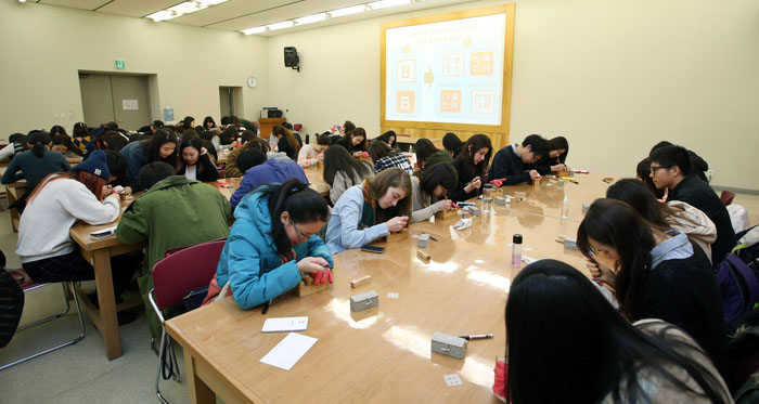 International students attending Yonsei University's Korean Language Institute engrave their names on name stamps as part of the 'Feel the Korean Culture' program run by the National Museum of Korea, on January 28. 